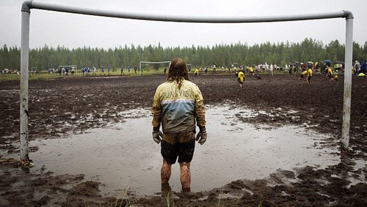 Sepakbola lapangan lumpur dimainkan di Finlandia. Copyright: © EPA
