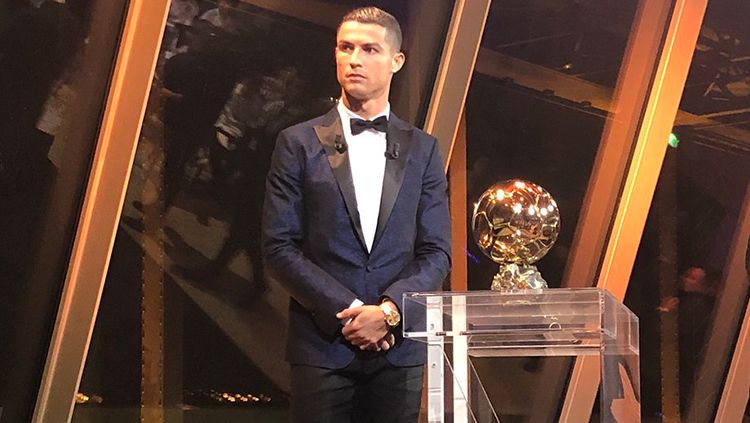 Cristiano Ronaldo baru saja menyamai prestasi Lionel Messi, yakni meraih 5 penghargaan Ballon d'Or. Copyright: © Twitter