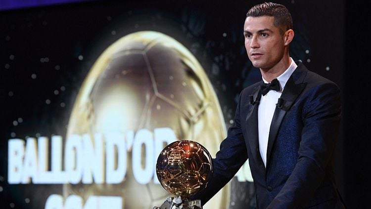 Cristiano Ronaldo berhasil meraih Ballon D'Or 2017. Copyright: © dailymail.co.uk