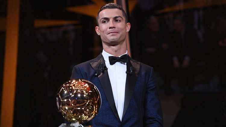 Cristiano Ronaldo meraih Ballon D'or yang ke lima. Copyright: © dailymail.co.uk