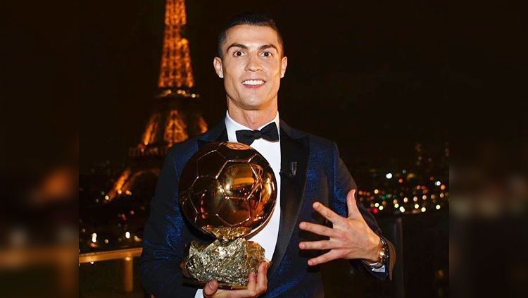 Cristiano Ronaldo saat meraih Ballon d'Or 2017 Copyright: © dailymail.co.uk