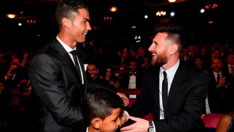 Lionel Messi menyebutkan 4 sosok selain dirinya yang jadi kandidat kuat pemenang Ballon d’Or 2021. Menariknya, tak ada nama rival abadinya, Cristiano Ronaldo. Copyright: © dailymail.co.uk