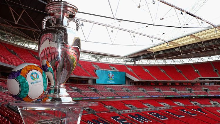 Trofi EURO 2020 di Stadion Wembley, Inggris. Copyright: © UEFA