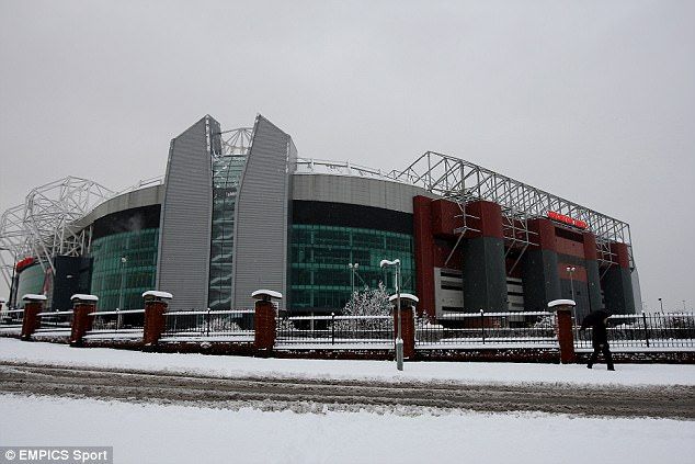 Old Trafford, stadion kandang Manchester United. Copyright: © Daily Mail