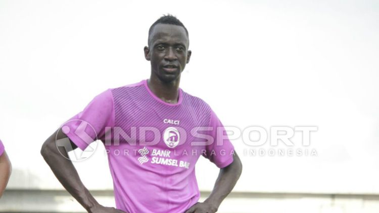 Makan Konate latihan perdana Sriwijaya FC Copyright: © INDOSPORT/Muhammad Effendi