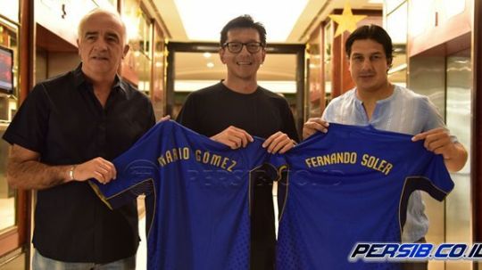 Direktur PT PBB, Teddy Tjahyono berfoto bersama Mario Gomez dan Fernando Soler Copyright: © Persib.co.id
