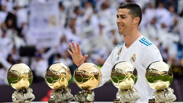 Ronaldo memamerkan 5 Ballon d'Or miliknya sebelum laga Madrid vs Sevilla. Copyright: © INDOSPORT