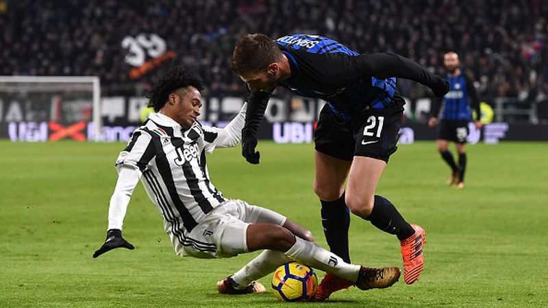 Juan Cudrado harus berjibaku dengan Davide Santon. Copyright: © INDOSPORT