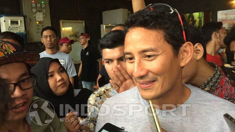 Wagub DKI, Sandiaga Uno di tengah-tengah turnamen futsal di Ciputat. Copyright: © INDOSPORT/M.Adiyaksa