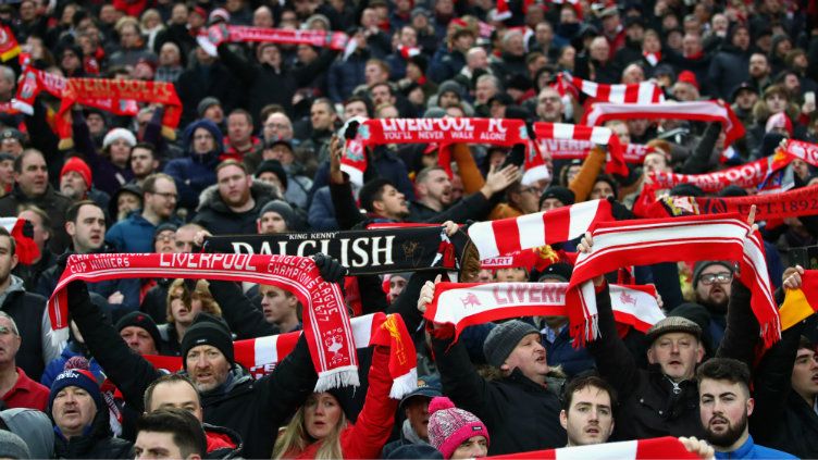 Suasana saat suporter Liverpool memenuhi Stadion Anfield. Copyright: © Getty Images
