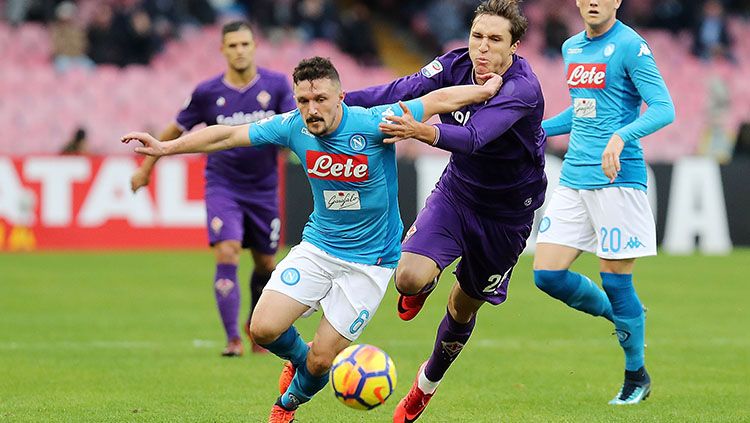 Pemain Napoli dan Fiorentina sedang berebut bola di lapangan Copyright: © INDOSPORT