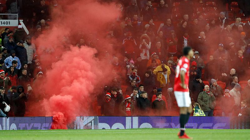 Flare yang dilemparkan oleh pendukung Manchester United. Copyright: © INDOSPORT