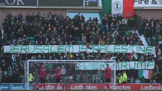 Suporter Celtic bentangkan banner pro Palestina. Copyright: © The Sun