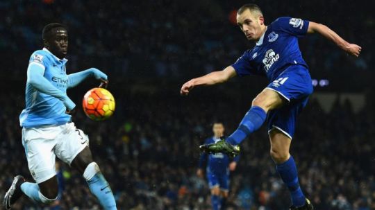 Leon Osman dan Tony Hibbert. Copyright: © INDOSPORT