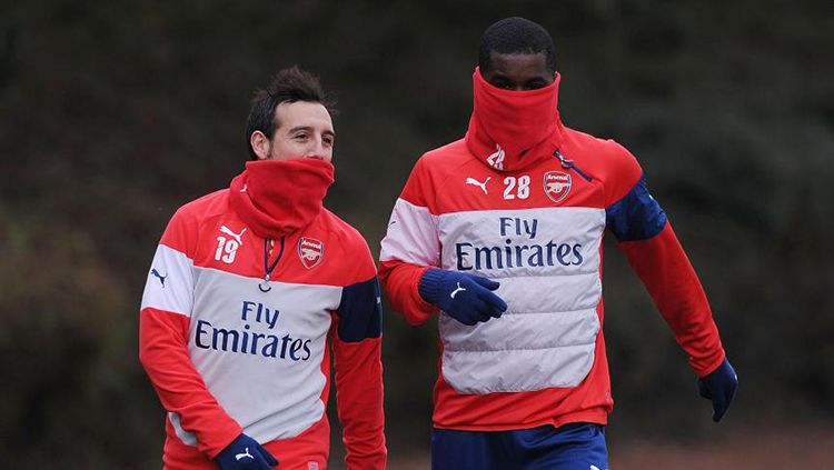 Dua bintang Arsenal menggunakan Snood Copyright: © The Sun