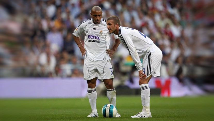 Roberto Carlos dan David Beckham saat membela Real Madrid. Copyright: © Indosport.com