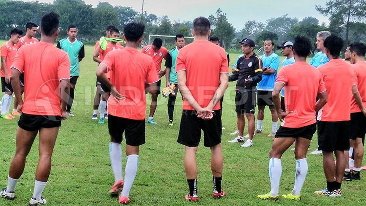 Pelatih Arema FC, Joko Susilo (jaket hitam) saat memberi instruksi ke anak asuhnya. Copyright: © Ian Setiawan/INDOSPORT
