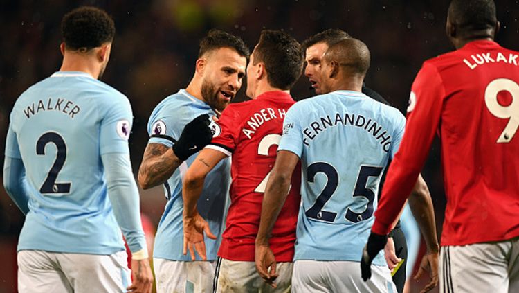 Nicolas Otamendi saat adu mulut dengan Ander Herrera. Copyright: © INDOSPORT