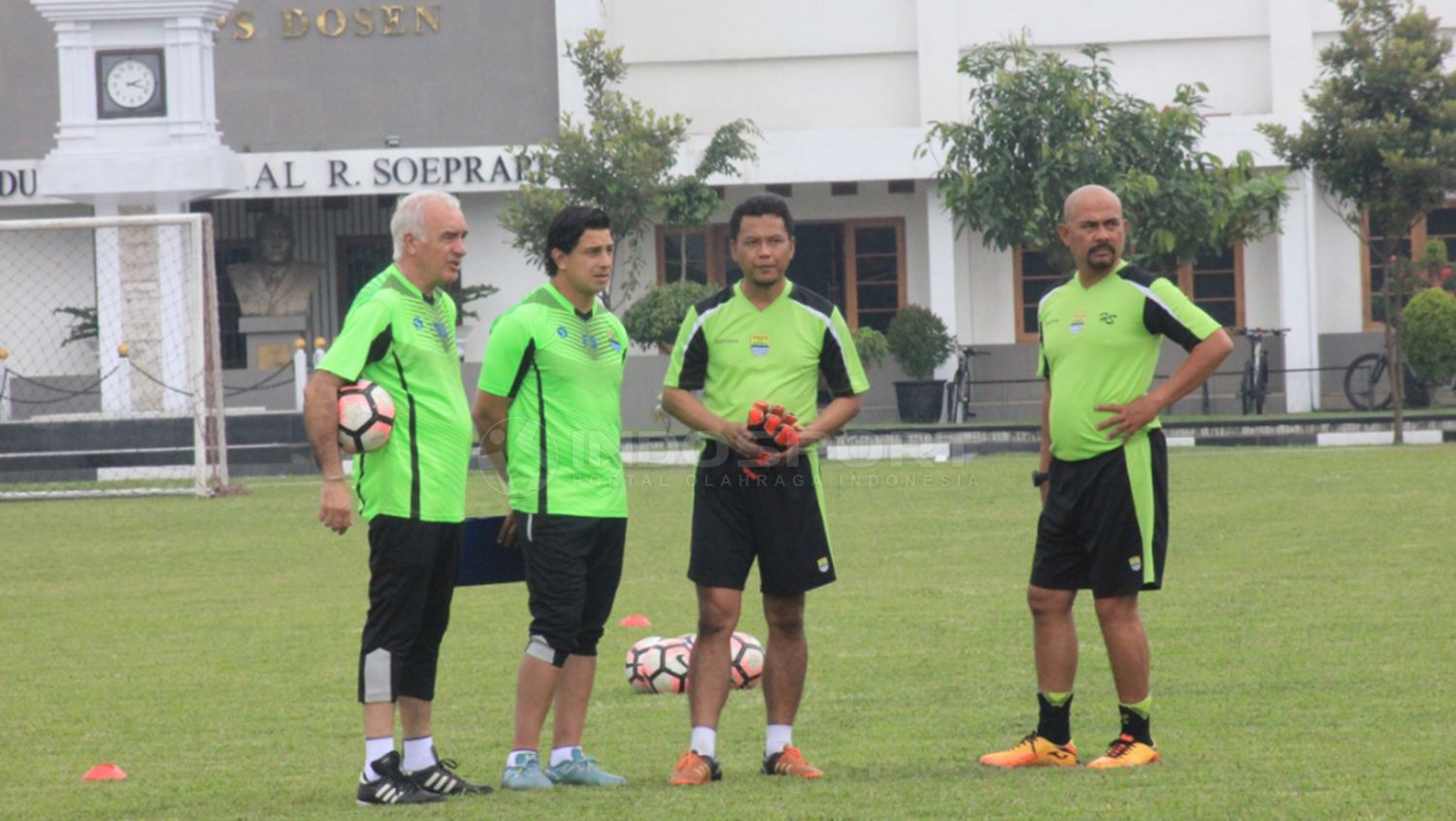 Pelatih Persib Bandung Mario Gomez (kiri) bersama asistennya Fernando Soler dan Herrie Setiyawan. Copyright: © Arif Rahman/INDOSPORT