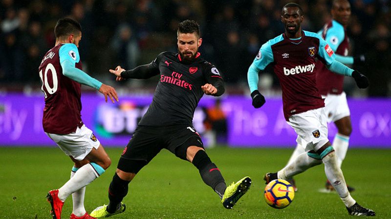 Olivier Giroud mencoba merebut bola operan dari Lanzini. Copyright: © INDOSPORT