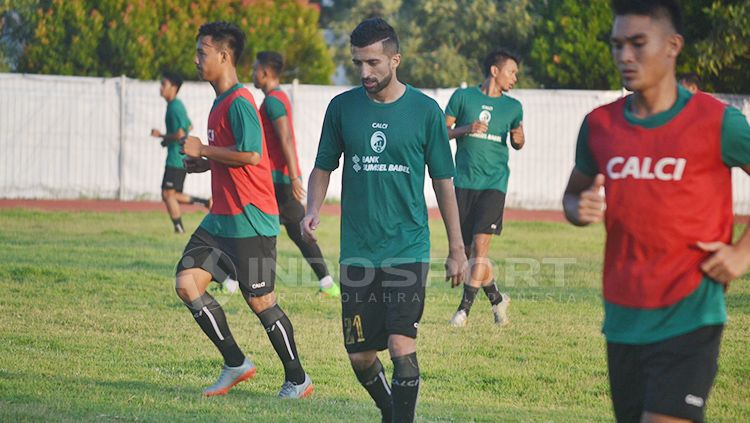 Manuchekhr Dzhalilov mengikuti latihan perdana bersama Sriwijaya FC di lapangan Venue Atletik Jakabaring Sport City. Copyright: © Muhammad Effendi/INDOSPORT