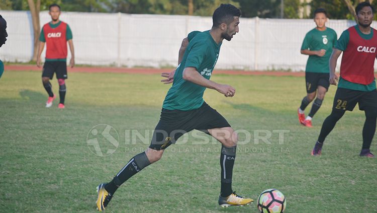 Manuchekhr Dzhalilov mengikuti latihan perdana bersama Sriwijaya FC. Copyright: © Muhammad Effendi/INDOSPORT
