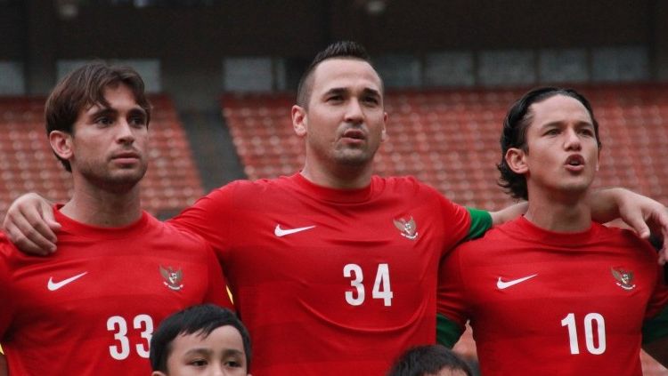 Jhonny van Beukering (tengah) saat bela Timnas Indonesia. Copyright: © ROL/Fafa