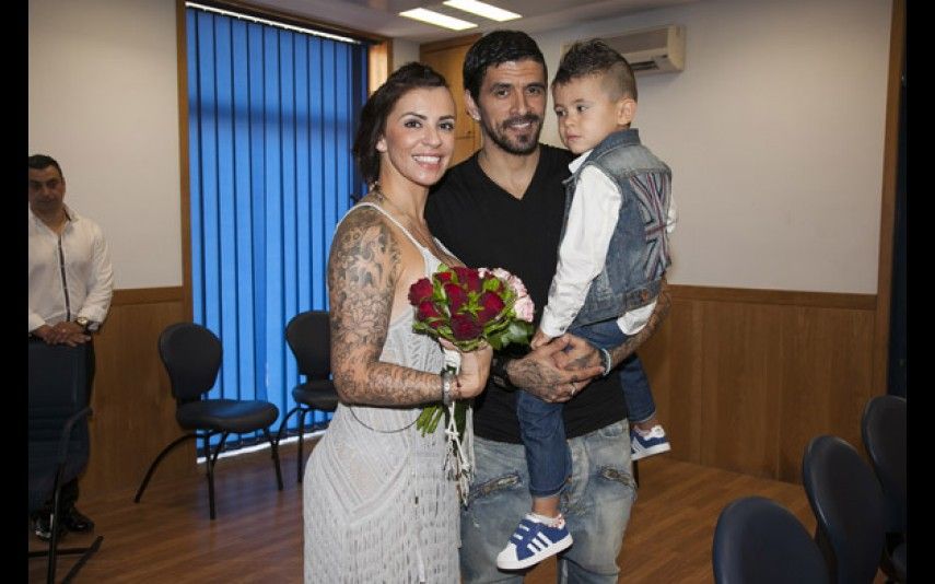 Lucho Gonzalez bersama istri dan anaknya. Copyright: © Novagente