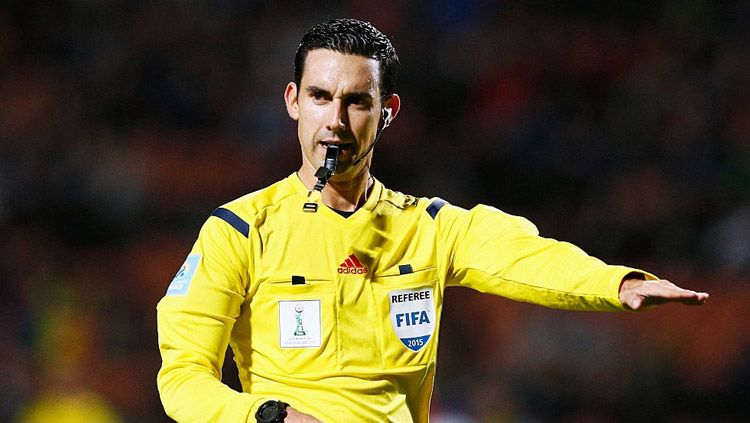 Cesar Arturo Ramos ditunjuk sebagai wasit dalam pertandingan final Piala Dunia Antarklub antara Real Madrid melawan Gremio di Zayed Sports City Stadium, Abu Dhabi. Copyright: © INDOSPORT