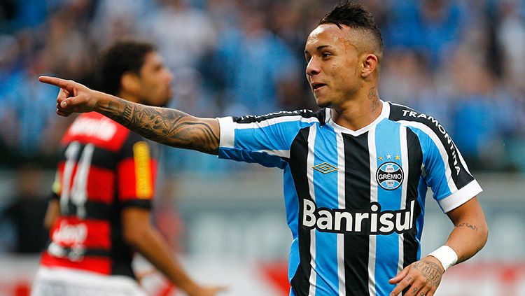 Everton Soares, pemain Gremio yang dikabarkan sedang diincar oleh AC Milan. Copyright: © INDOSPORT