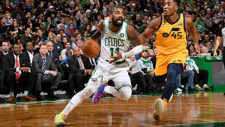 Kyrie Irving (kiri) mendapat kawalan dari pemain Utah Jazz. Copyright: © Twitter