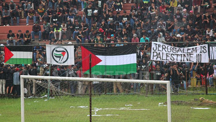 Bendera Palestina berada di tribun Ultras Persikabo. Copyright: © Wildan Hamdani/INDOSPORT