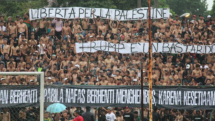 Ultras Persikabo tidak berhenti mendukung Persikabo. Copyright: © Wildan Hamdani/INDOSPORT