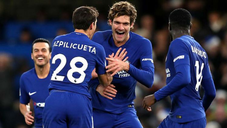 Marcos Alonso merayakan gol yang ia cetak. Copyright: © INDOSPORT