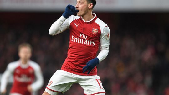 Mesut Ozil merayakan gol yang ia cetak ke gawang Newcastle. Copyright: © INDOSPORT