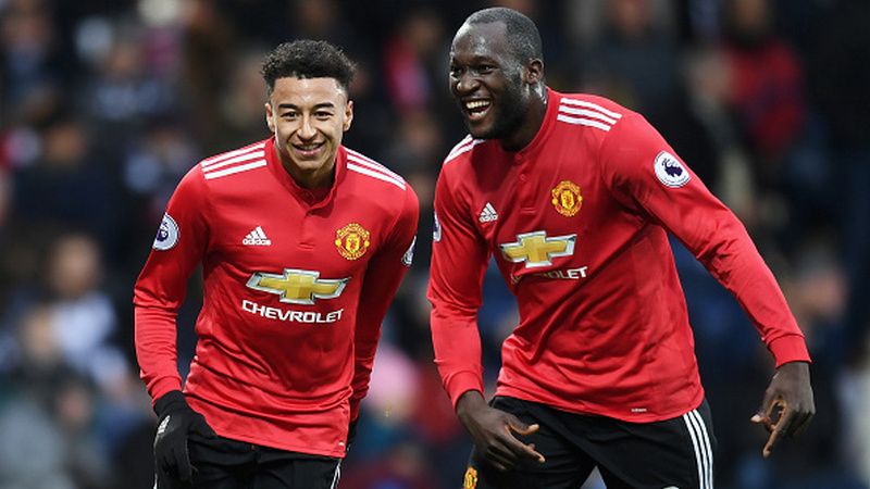 Lukaku merayakan gol yang dicetak oleh Lingard ke gawang West Brom. Copyright: © INDOSPORT