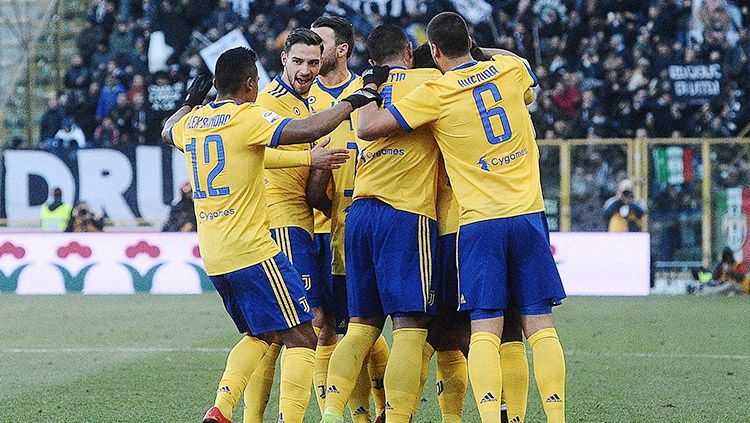 Para pemain Juventus melakukan selebrasi atas Bologna. Copyright: © INDOSPORT