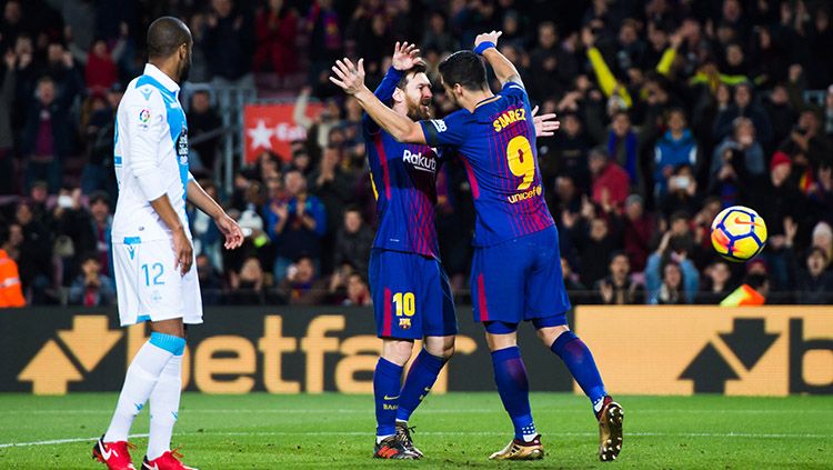 Lionel Messi dan Luis Suarez tengah melakukan selebrasi di hadapan pemain Deportivo La Coruna. Copyright: © INDOSPORT