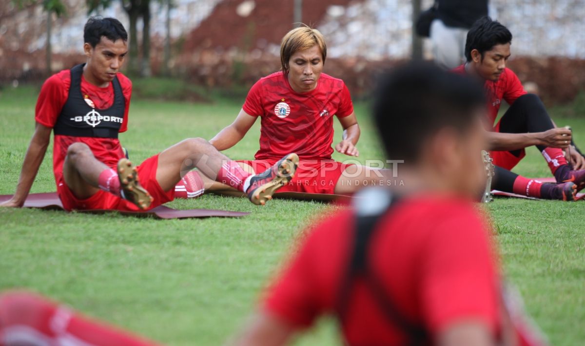 Asri Akbar (tengah) saat masih berlatih dengan Persija Jakarta. Ia dikabarkan bergabung dengan Rans Cilegon FC. Copyright: © Herry Ibrahim/INDOSPORT