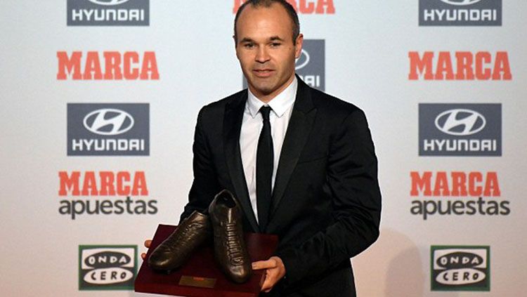 Andres Iniesta saat menerima penghargaan MVP. Copyright: © Marca