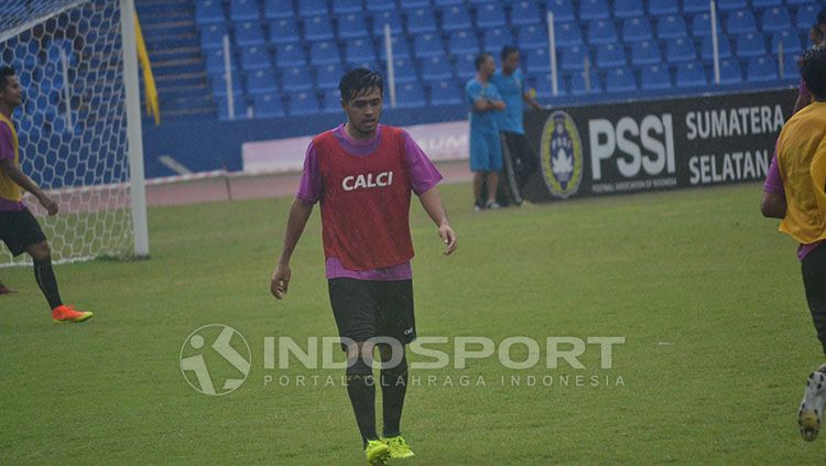 Eks sayap Semen Padang, Novan Setya Sasonko bisa cepat klop dengan permainan Sriwijaya FC. Copyright: © Indosport/M Effendi