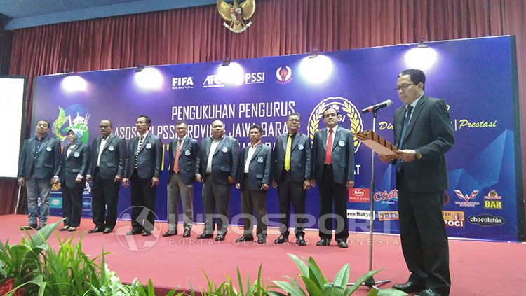 Pengukuhan pengurus Asprov PSSI Jawa Barat periode 2017-2021 Copyright: © Indosport/Gita Agiet