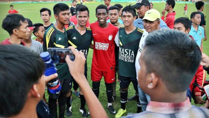 Alex da Silva (Jersey merah) saat bersama PSM Makassar. Copyright: © Tribunnews
