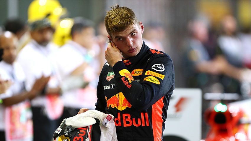 Max Verstappen kedapatan mengacungkan jari tengah pada Lewis Hamilton setelah kedua pembalap itu nyaris bersenggolan di sesi latihan bebas F1 GP Amerika Serikat. Copyright: © Indosport.com