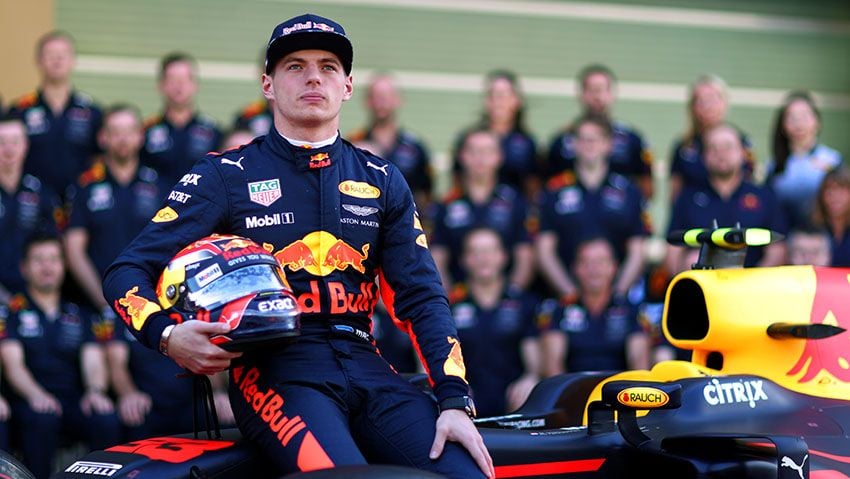 Pebalap andalan Red Bull, Max Verstappen, mengaku ingin memberi tekanan kepada Lewis Hamilton pada gelaran Formula 1 (F1) musim depan. Copyright: © Indosport.com