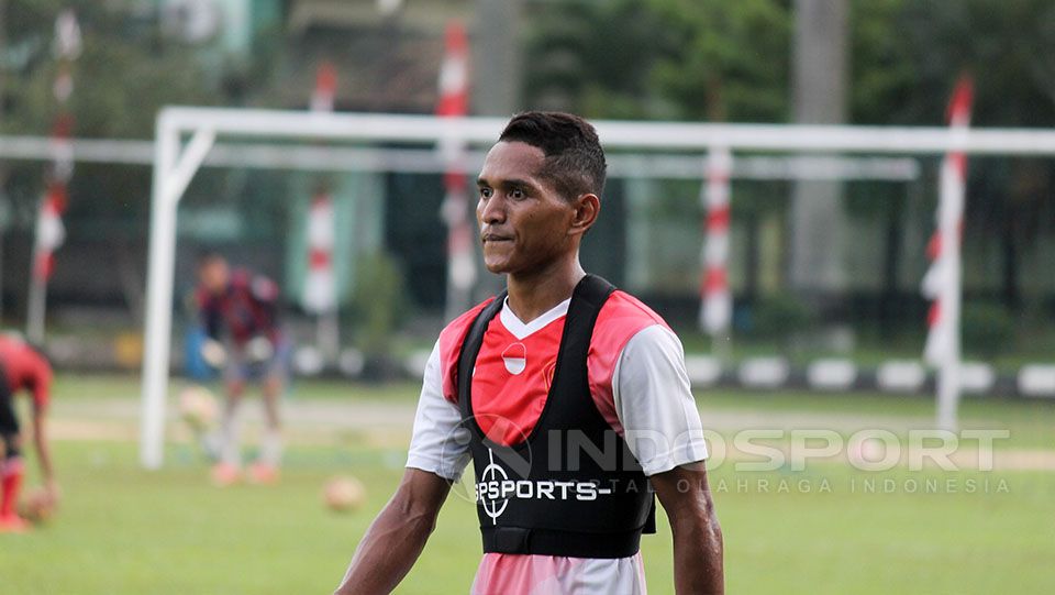 Abduh Lestaluhu pernah dikartu merah kala menendang bola ke bangku cadangan lawan. Copyright: © Wildan Hamdani/Indosport.com