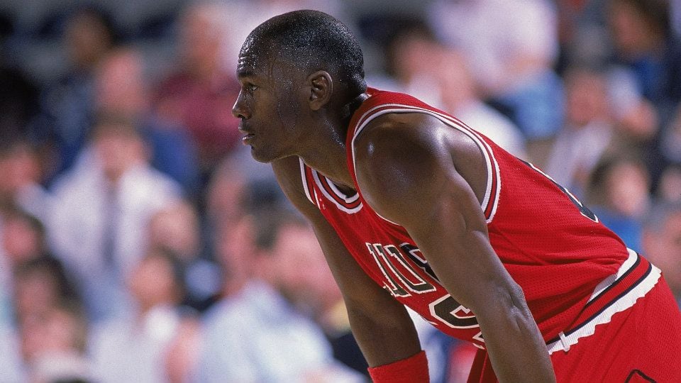 Michael Jordan populer berkat kesuksesan enam kali menjuarai NBA bersama Chicago Bulls. Namun, ia juga pernah menjuarai kontes slam dunk sebanyak dua kali. Copyright: © Getty Images