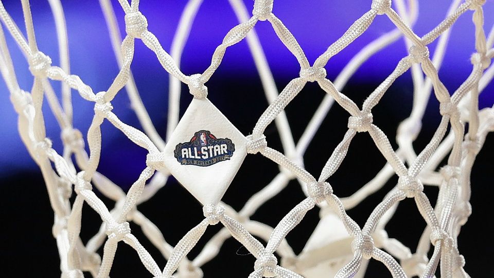 Logo NBA All Star terpampang di jaring basket. Copyright: © Getty Images