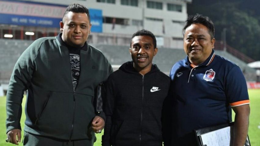 Presiden Borneo FC, Nabil Husein (kiri) dan Terens Puhiri (tengah). Copyright: © Twitter@TLeagueTransfer