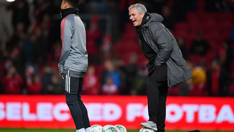 Jose Mourinho saat memberika instruksi kepada pemain Man United. Copyright: © INDOSPORT